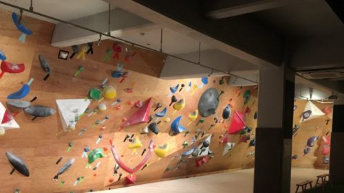 愛知県のクライミング施設「ボルダリングジム ぴなくる2 栄店」